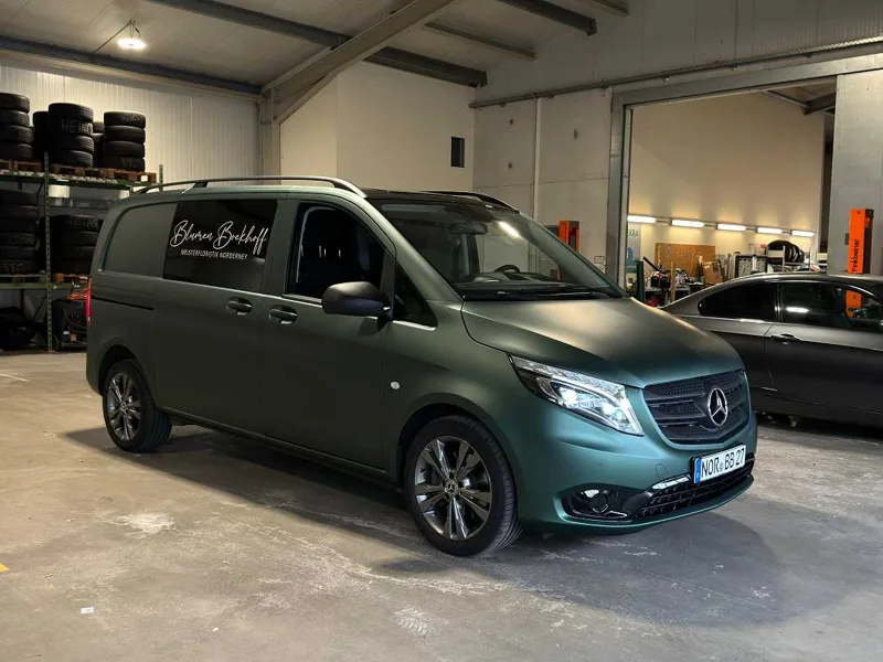 Mattgrün vollfolierter Mercedes Vito mit Beschriftung für Blumen Boekhoff, Norderney
