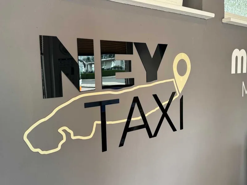 Logo-Wandmontage mit Inselkontur für NEY Taxi Norderney