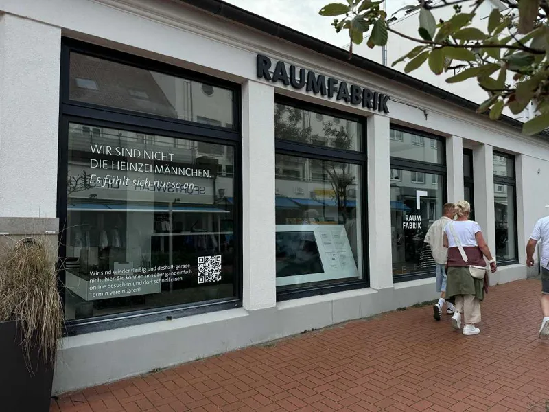 Schaufensterbeschriftung für die Raumfabrik auf Norderney