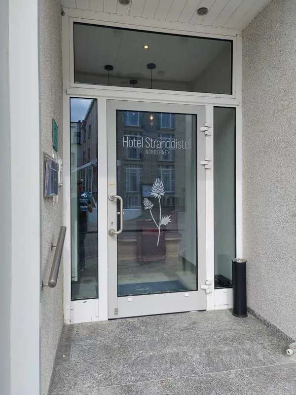 Glasdekorfolie am Eingang des Hotel Stranddistel Norderney