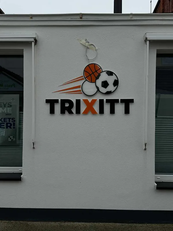 3D-Fassadenlogo-Montage für Trixitt auf Norderney